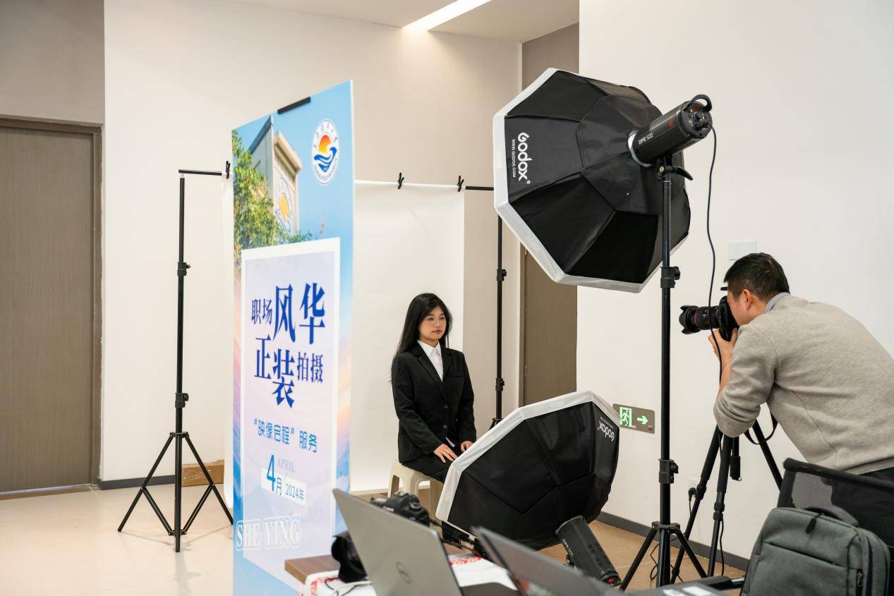 簡歷指導、求職化妝、證件照拍攝服務一條龍，這所高校將崗位“送到家”  第1張